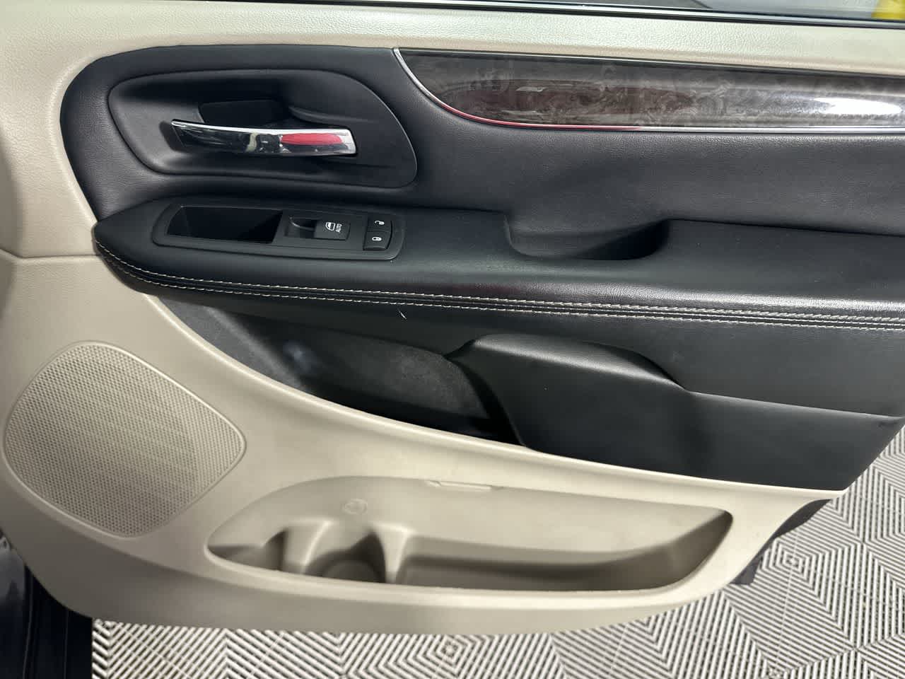 2016 Chrysler Town & Country Touring