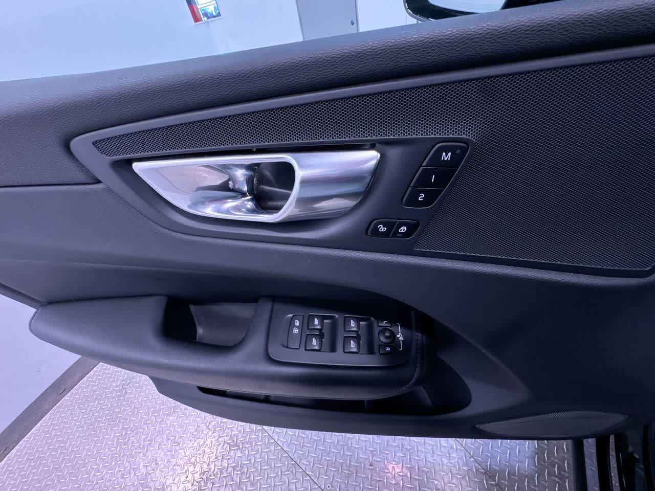 2023 Volvo XC60 Plus Dark Theme