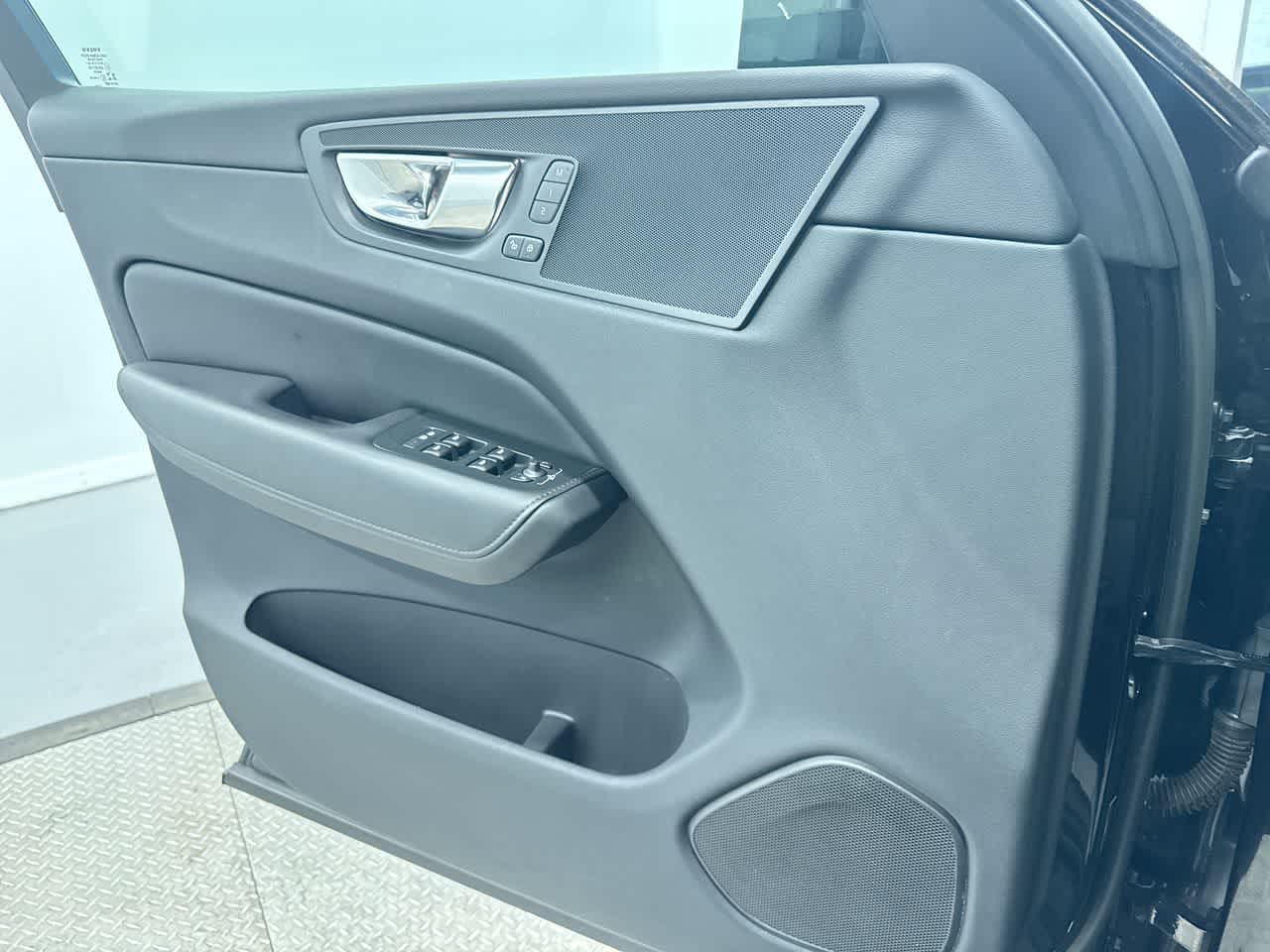 2023 Volvo XC60 Plus Dark Theme