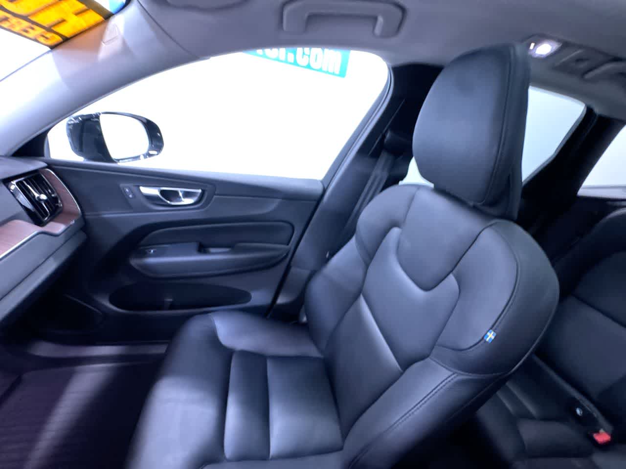 2023 Volvo XC60 Plus Dark Theme