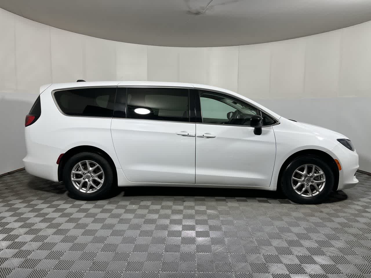2024 Chrysler Voyager LX