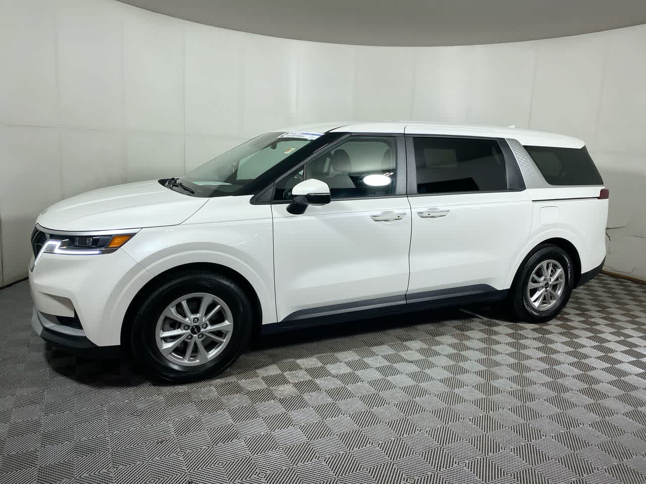 2024 Kia Carnival LX