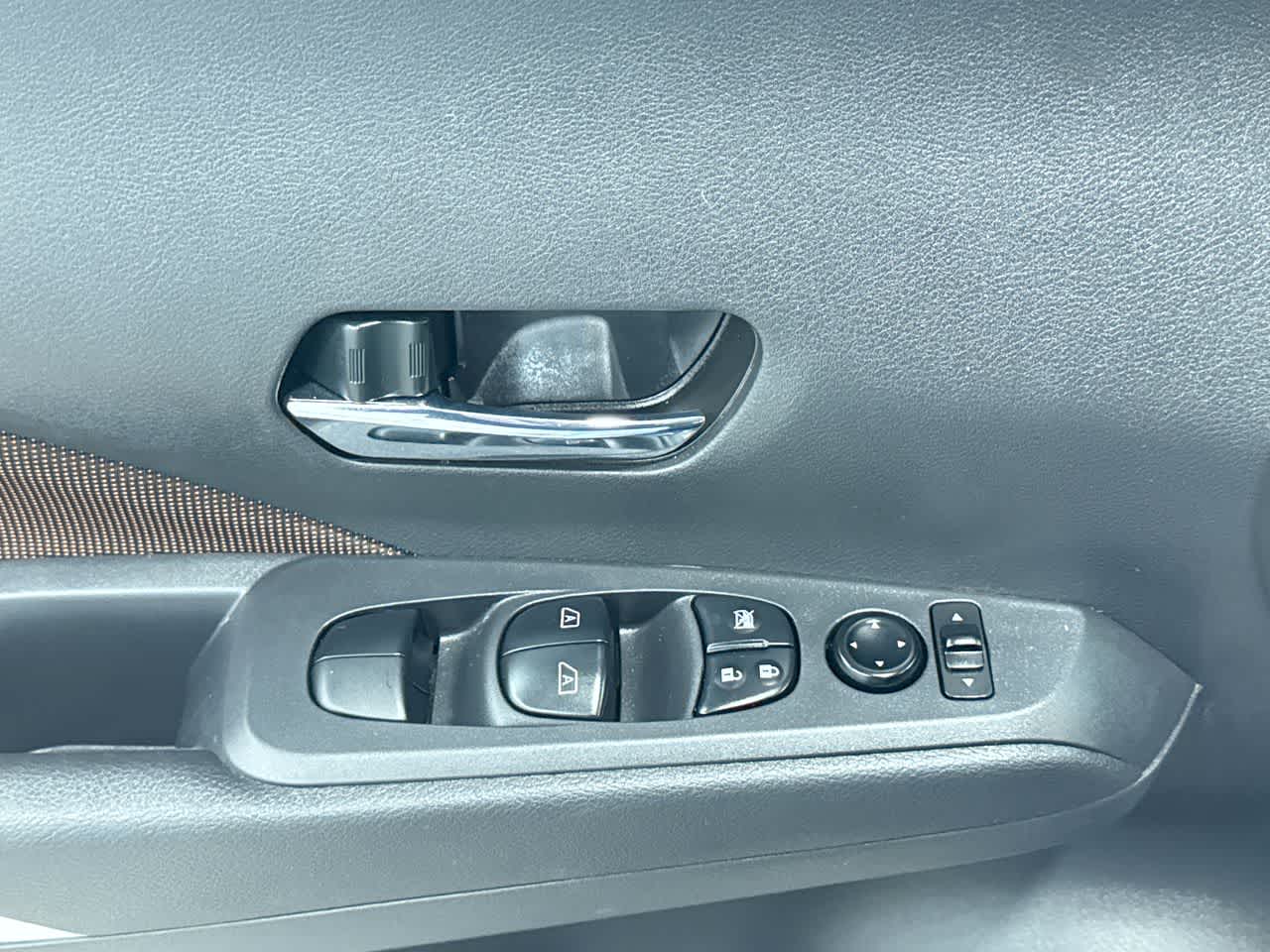 2022 Nissan Kicks SR